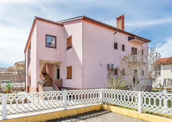 3 Bedroom In דירה *