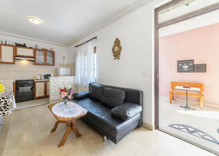 3 Bedroom In דירה *