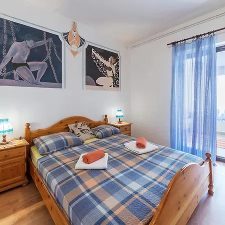 Apartment 3 Bedroom In *