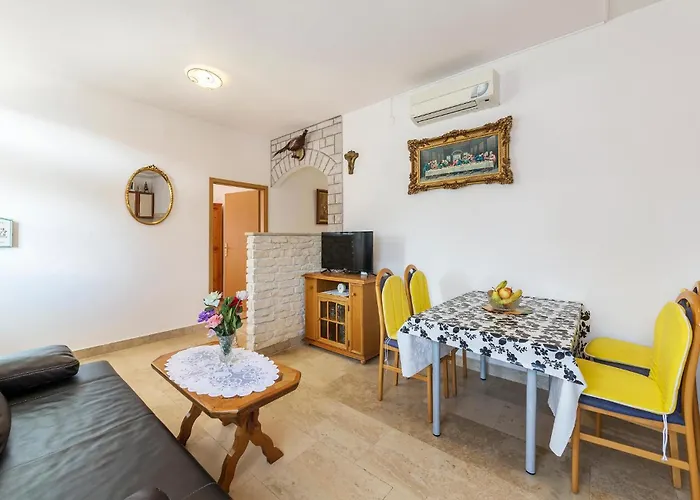 Apartment 3 Bedroom In Pula