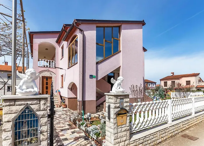 Apartment 3 Bedroom In *