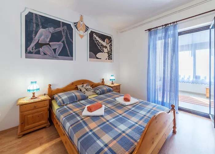 Apartment 3 Bedroom In *