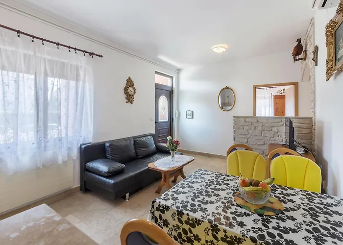 Apartment 3 Bedroom In Pula